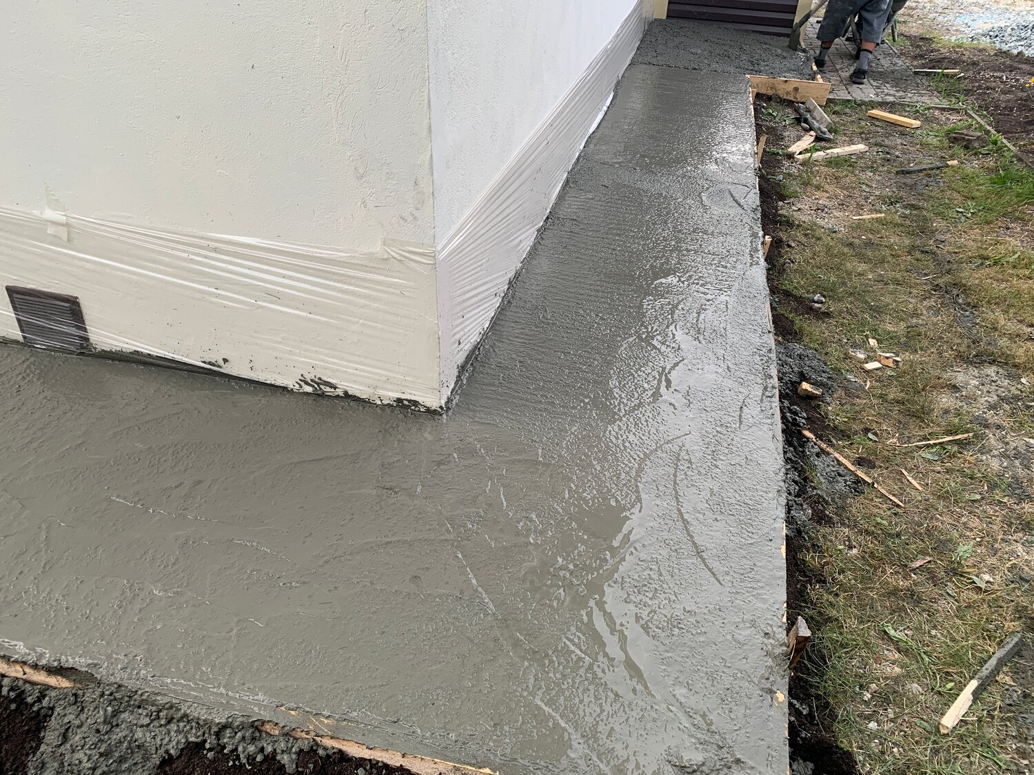 отмостка вокруг дома, отмостка дома, отмостка, отмостка из бетона, бетонирование отмостки