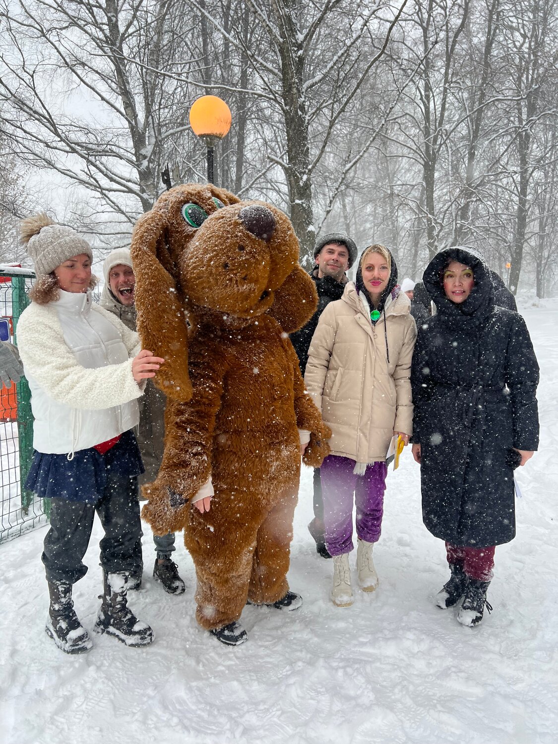 девушка, большой мишка, мишка ростовой, ростовой медведь, масленичные гуляния с медведем