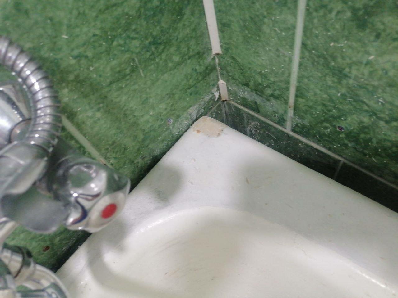 стык между ванной и стеной, стык между ванной и стеной плиткой, плесень в ванной на швах, стык между ванной и плиткой, щель между ванной и стеной