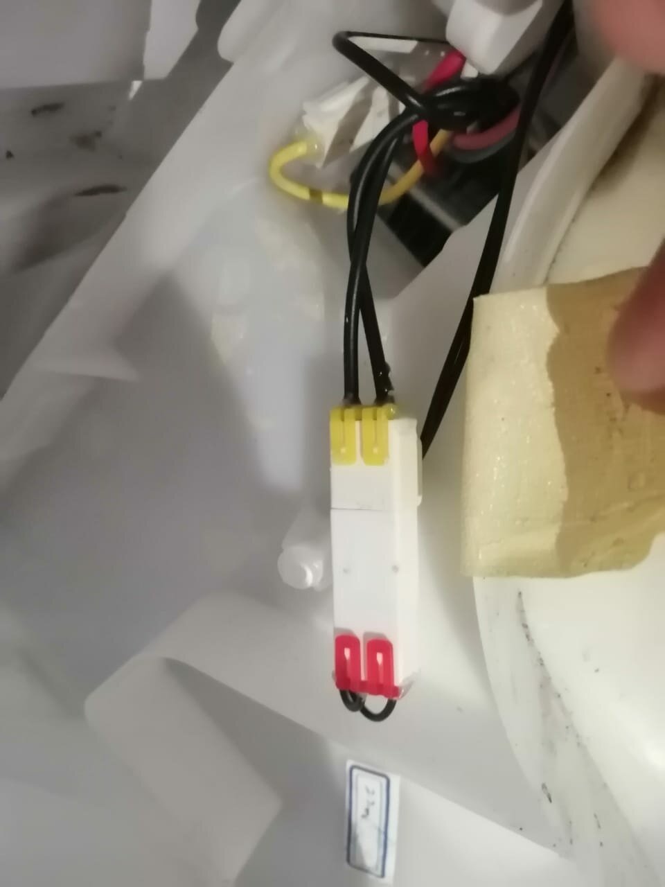 разъем плафона освещения салона ваз 2114, mitsubishi colt освещение багажника, разъём подключения камеры заднего вида лексус нх 200, almera n16 освещение багажника, плафон освещения салона