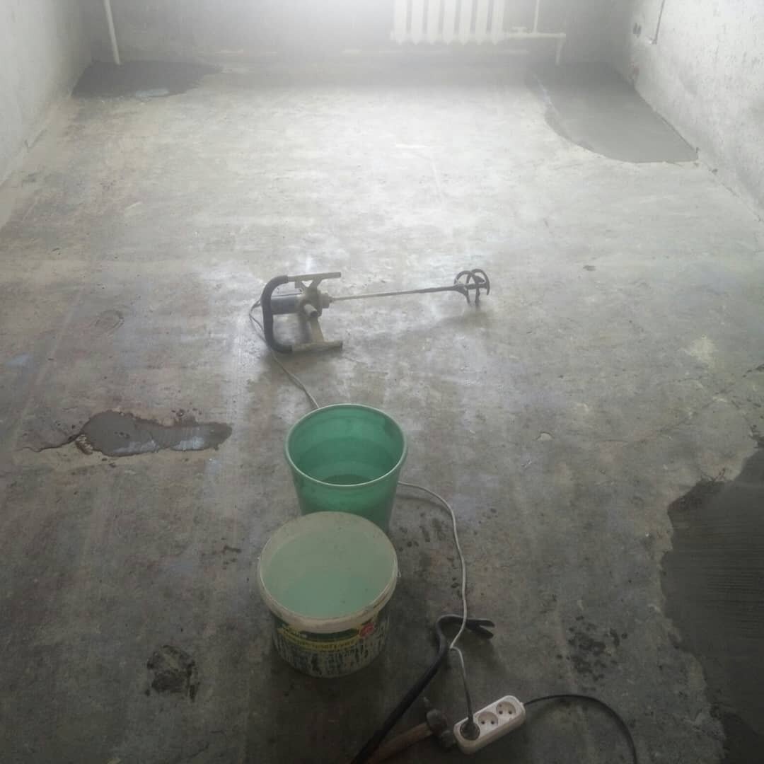 стяжка пола, механизированная стяжка пола зленеая, стяжка, полусухая стяжка с фиброволокном пола марка, стяжка пола плиточным клеем под ламинат