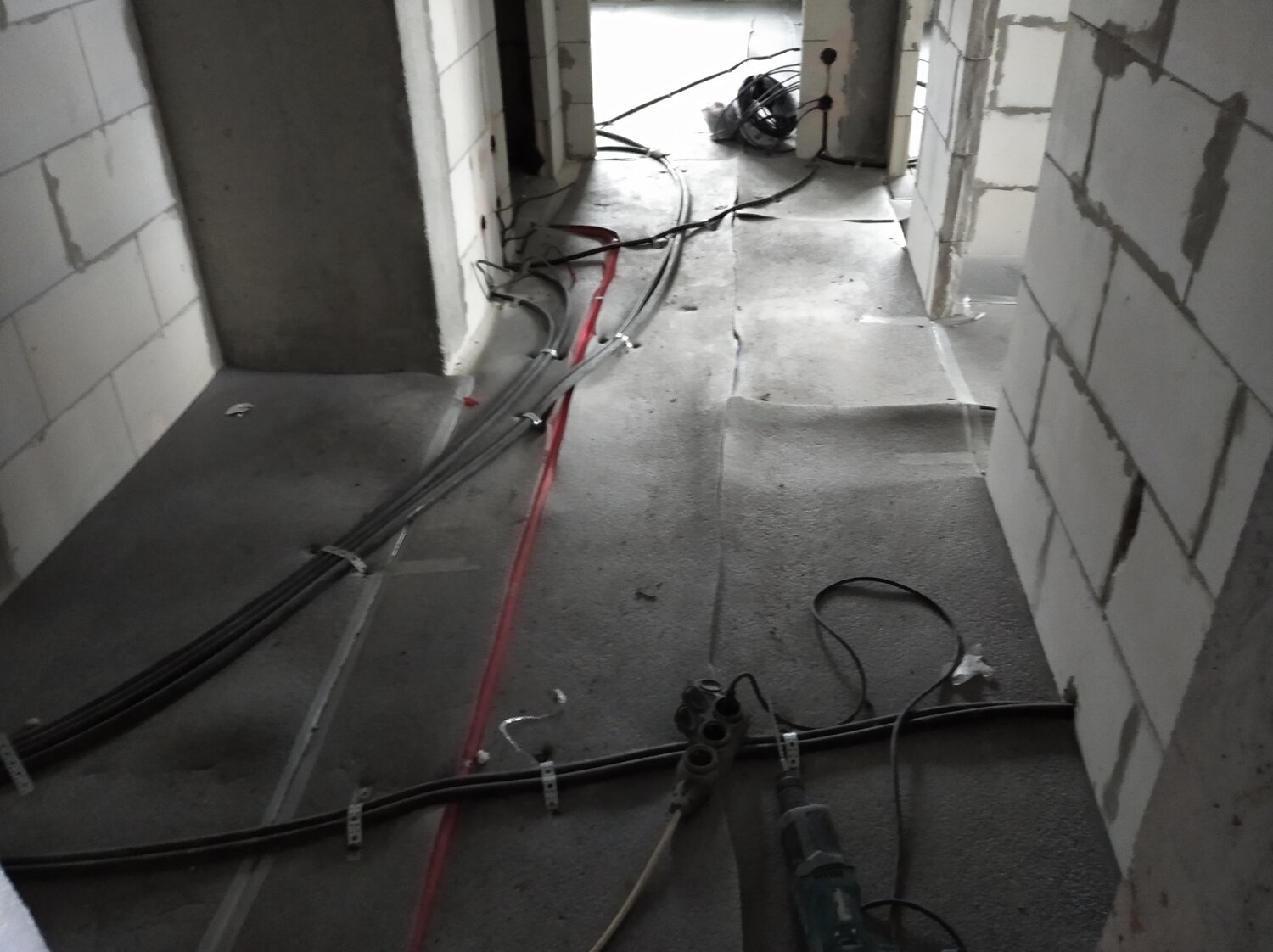 монтаж электропроводки по полу, стяжка с трубами отопления по полу, электромонтажные работы, электрика под стяжку пола, прокладка кабеля в пнд трубе в стяжке