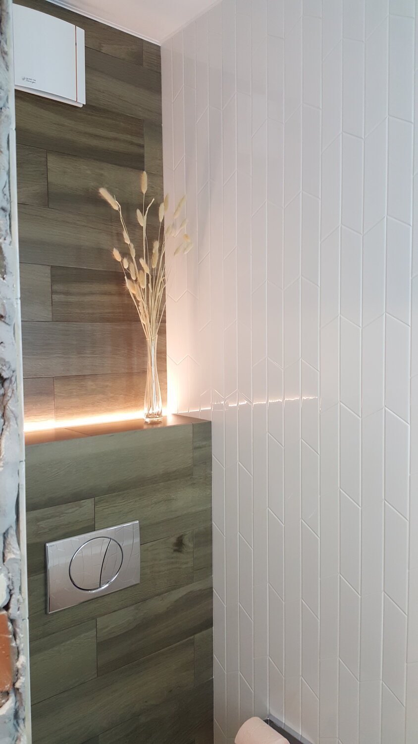 плитка под дерево в туалете, ванная комната, интерьер, revestimiento wall tiles плитка, плитка порселаноса в маленькой ванной