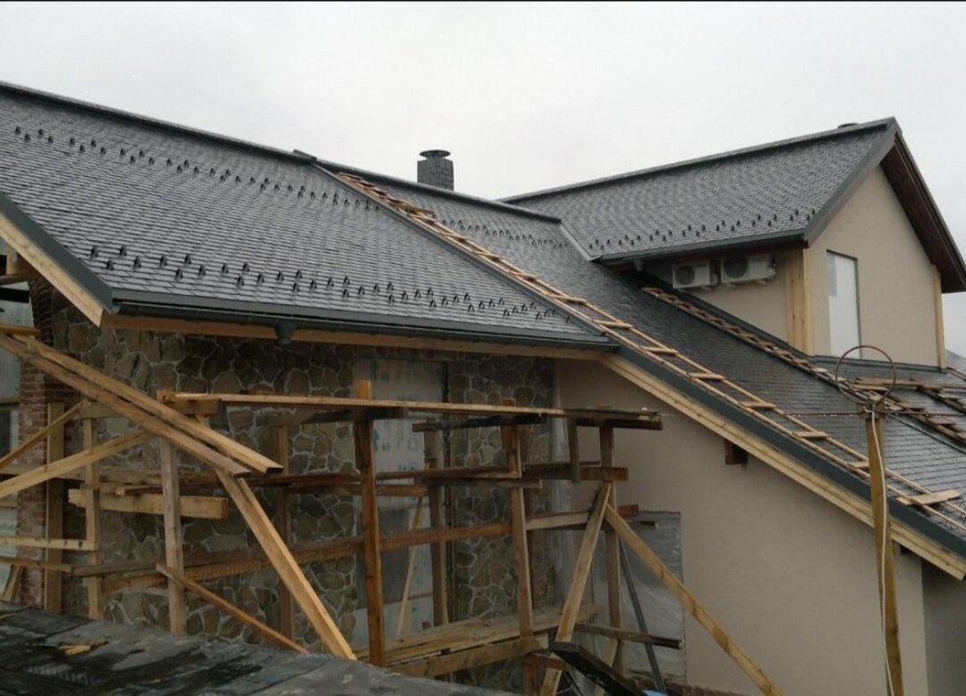 Монтаж кровли из композитной черепицы