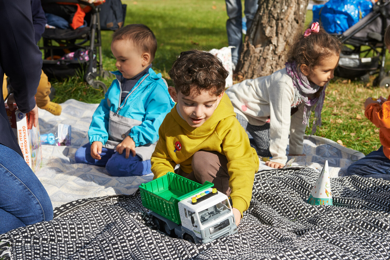 учим малышей убирать игрушки, игрушка, игры игрушки, конструктор lego, игрушки малышам