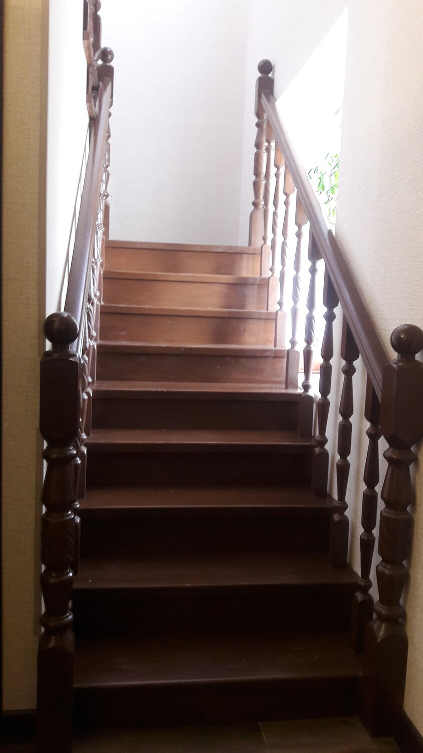 деревянная лестница, отделка лестницы, красивая дубовая лестница, отделка бетонной лестницы, лестница дерево