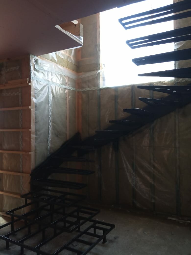 каркас лестницы, металлический каркас для лестницы, металлическая лестница, каркас лестницы из металла с площадкой, каркас лестницы из металла