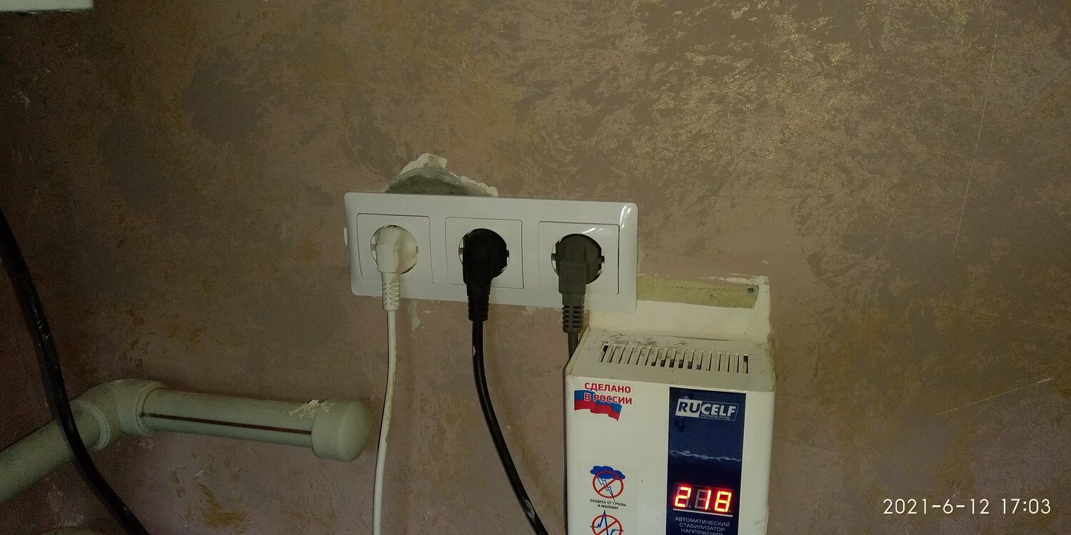 розетка для телевизионного кабеля в стене, розетка для проводов в стене, розетка для проводов, розетка в стене, розетка