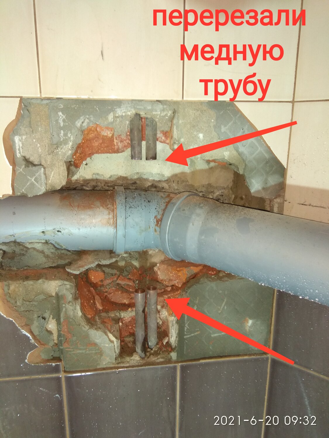 канализационная труба, канализационные трубы в квартире, старые канализационные трубы, трубы канализации, канализационные трубы в подвале