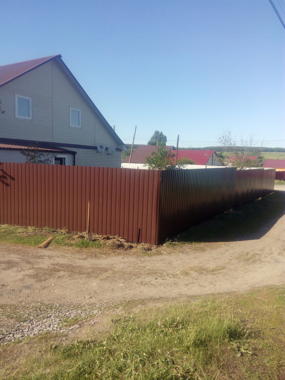 забор профлист, забор из профнастила, забор из профлиста, забор из профлиста красный, забор профнастил