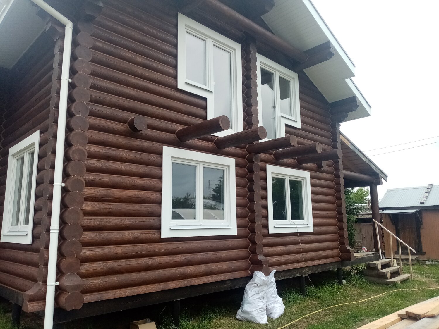 наружная отделка деревянного дома, отделка деревянного дома, наличники на окна в доме из бревна, отделка деревянных домов, отделка дома