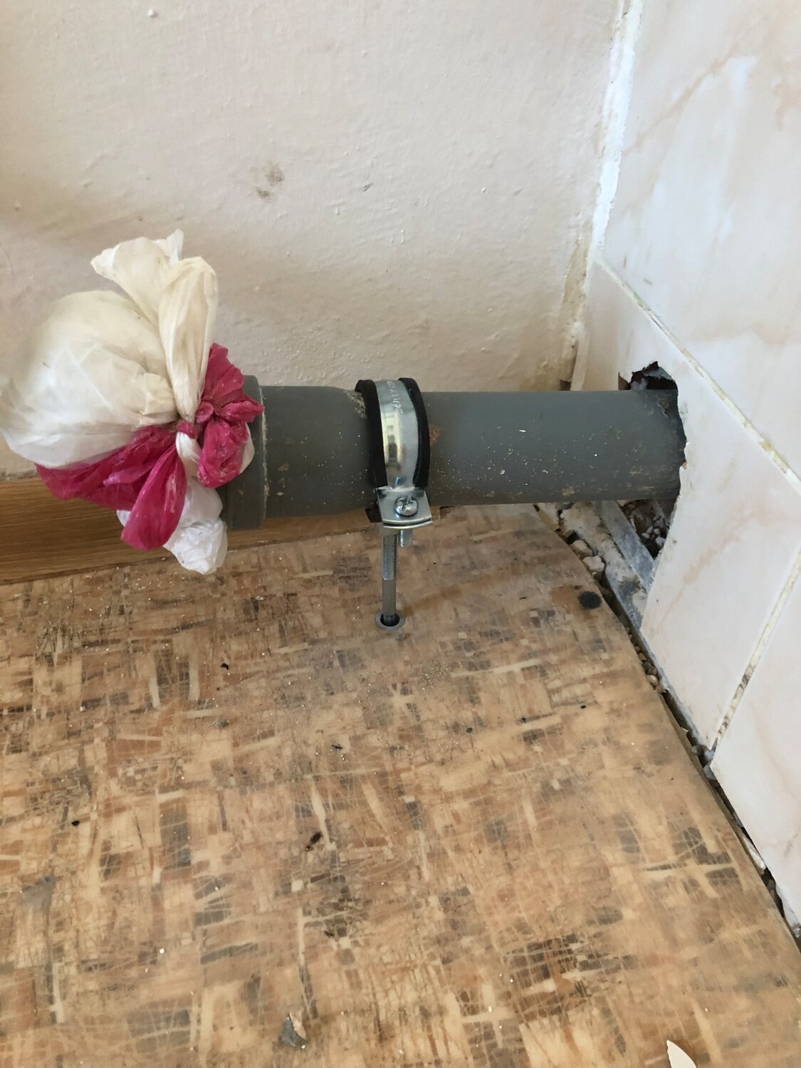 отопления, трубы отопления, канализационные трубы, запенивание труб отопления, вентиляционная труба в ванной