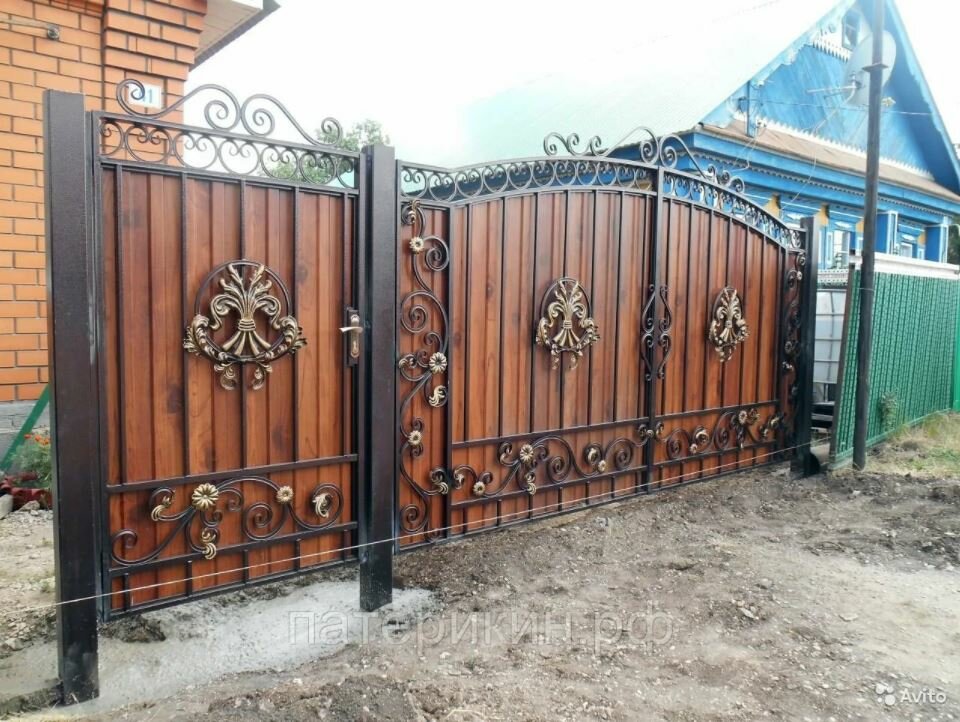 ворота с коваными элементами, кованые ворота ковторг, кованые ворота туймазы, ворота под дерево с элементами ковки, кованые ворота под дерево