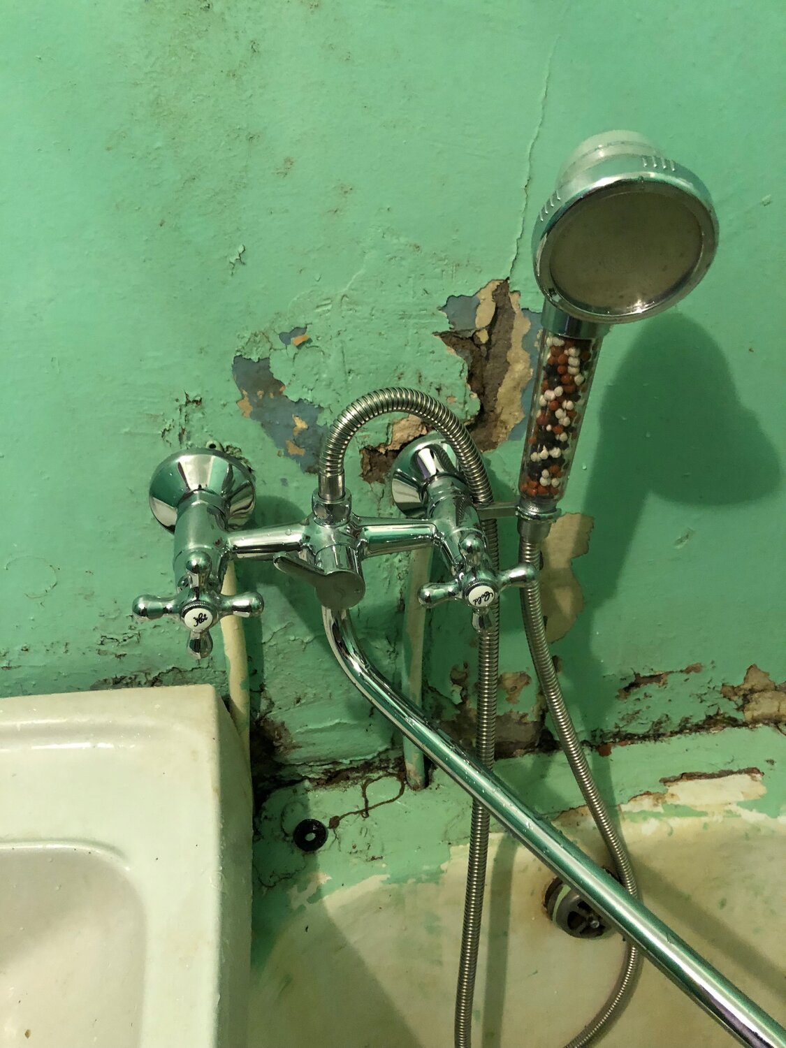 сломанный смеситель в ванной, крепление смесителя в ванной, смеситель для ванны, смеситель, замена смесителя в ванной в томске