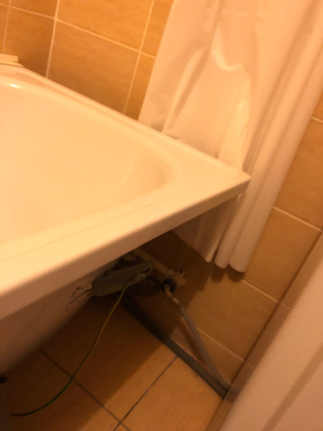 ванная комната, для ванны, ванная уголок между плиткой и ванной, ванна без плинтуса, укладка плитки между ванной и стеной