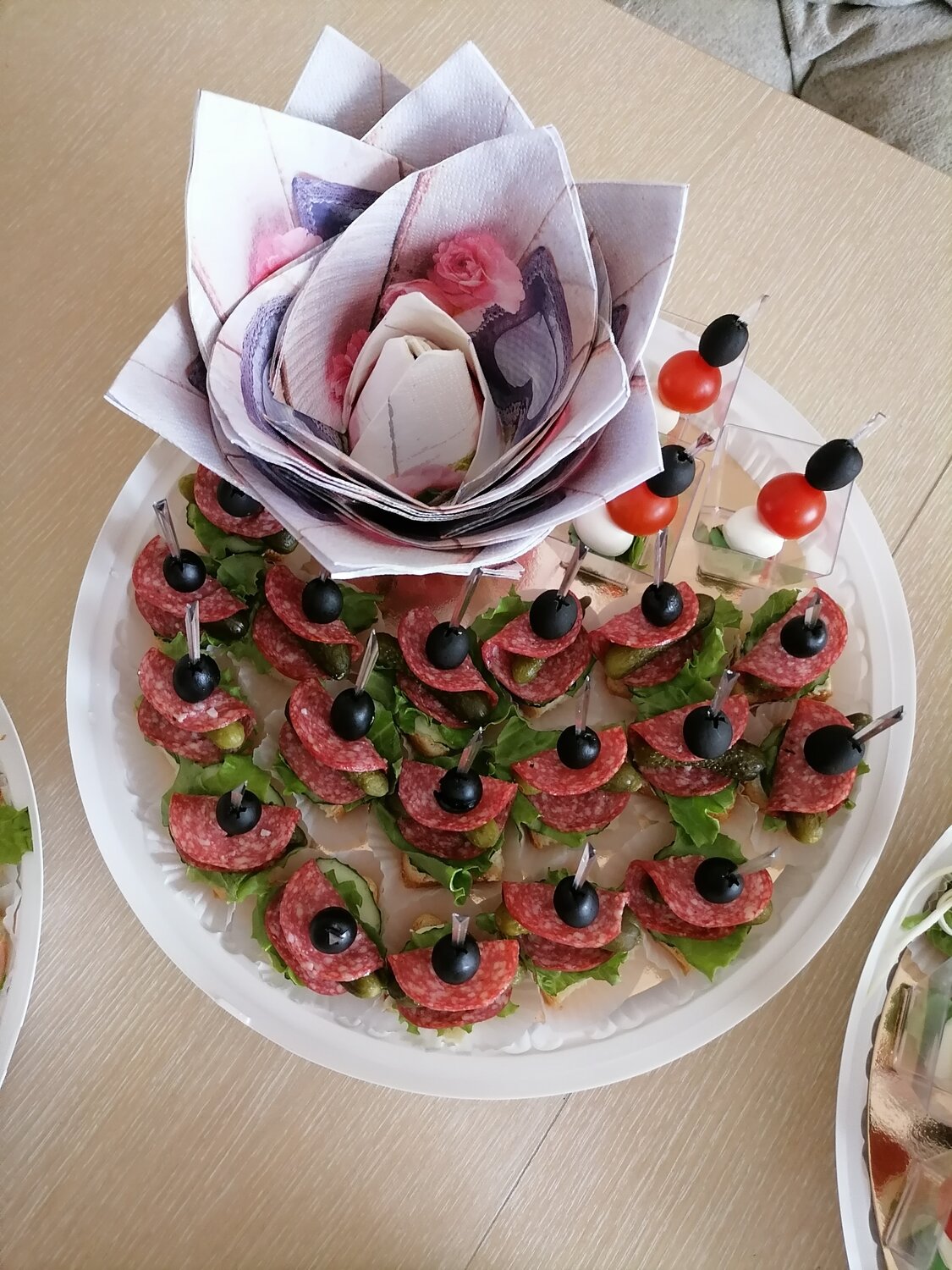 прикольные украшения закусок, красивые закуски, украшения закусок на праздничный стол, закуска, праздничные закуски