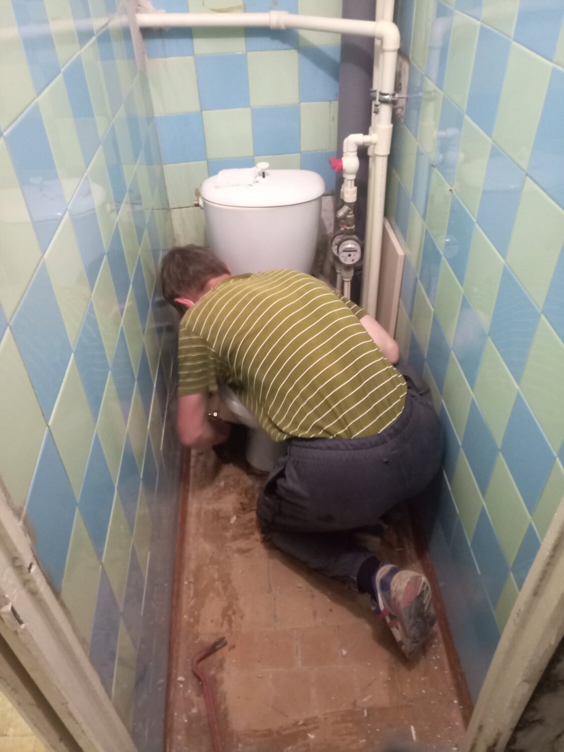человек в туалете, туалет, человека тошнит в туалет, заснул в туалете, санузел