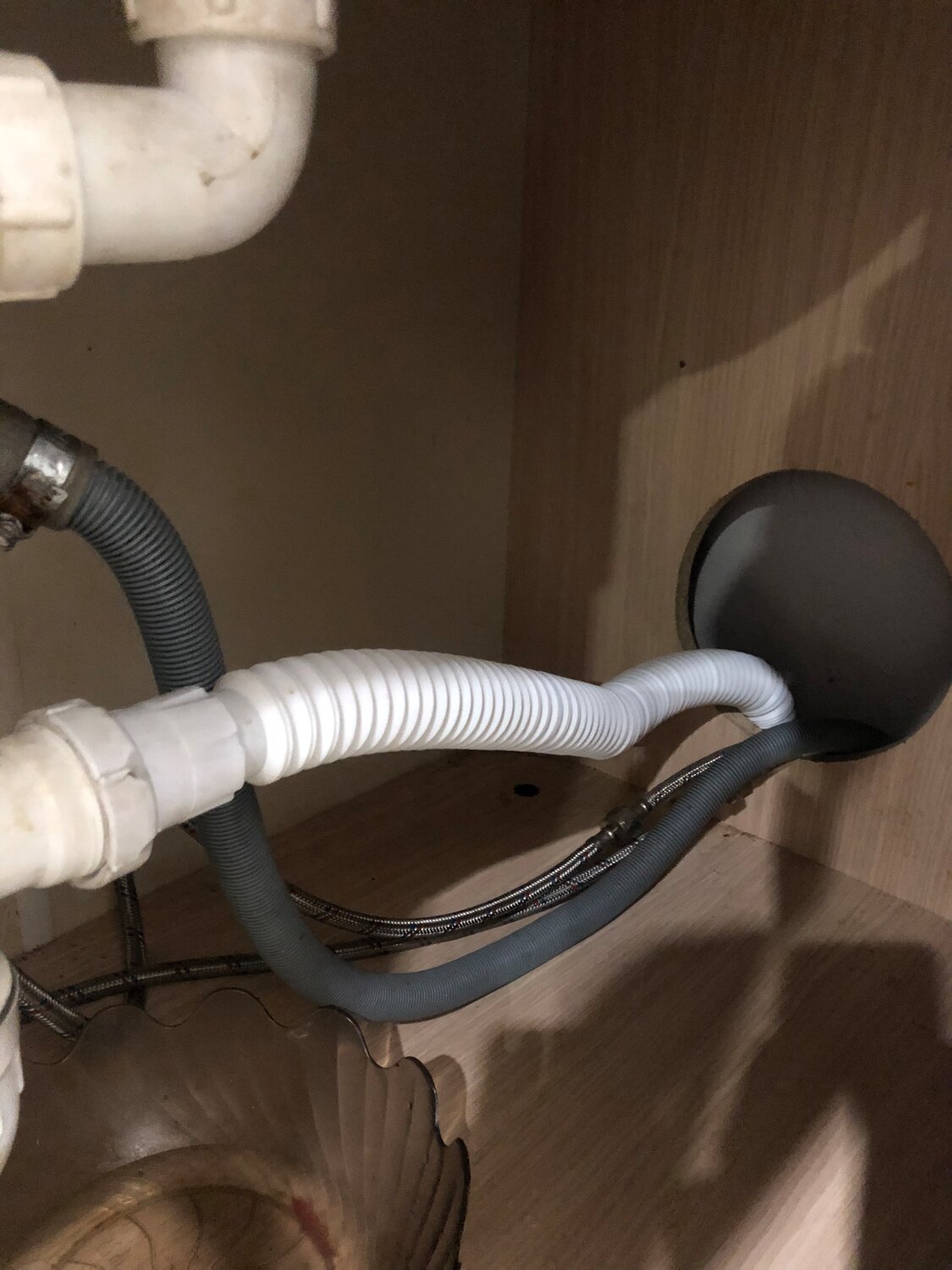 тройник для слива посудомоечной машины, сливной шланг под ванной, трубы под раковиной на кухне, подключение посудомоечной машины weissgauff, сливная труба для раковины на кухне