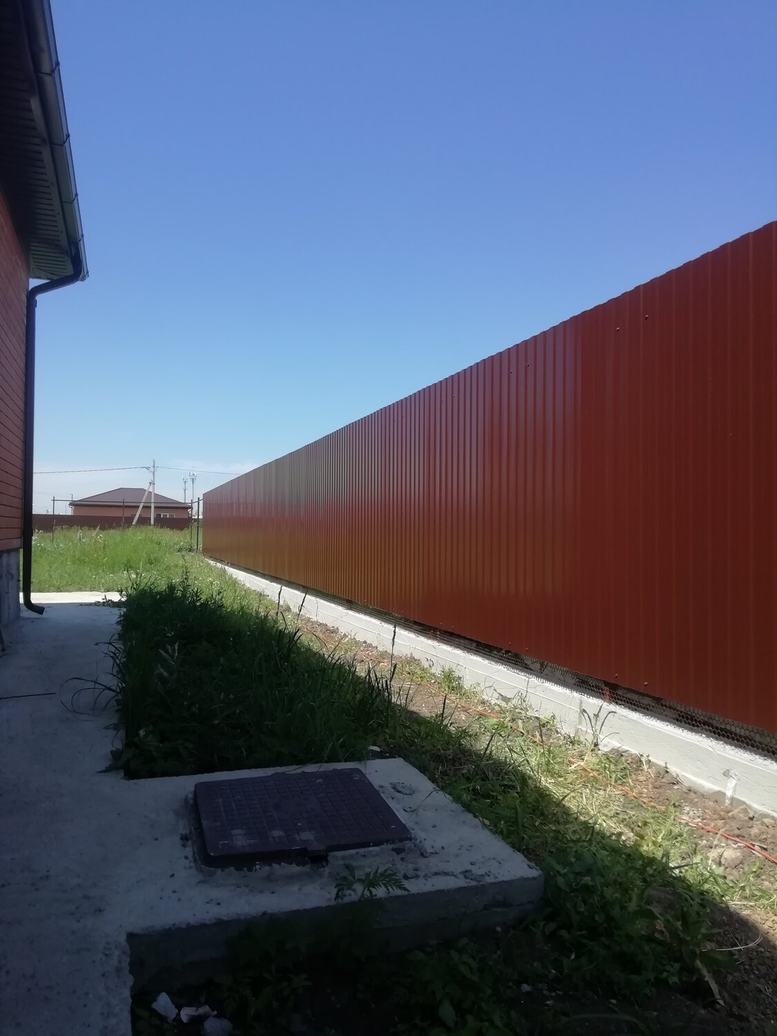 забор из профнастила, забор из профлиста, профлист на ленту забора, профнастил для забора, забор профлист угол