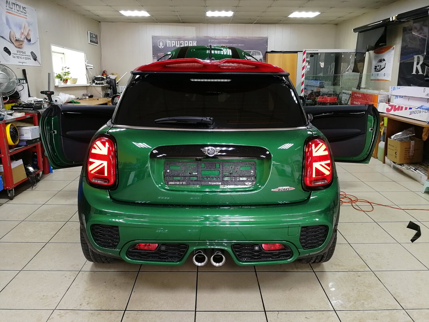мини купер 2016 зеленый, mini countryman f60 2017 stance, mini hatch iii (f55/f56) рестайлинг вид сверху, mini countryman, MINI Hatch III