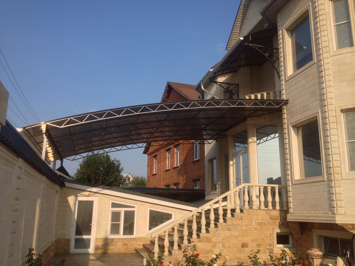 коттедж, дом в пятигорске площадью 300м2, дом, навес над ступенями на столбах, навес