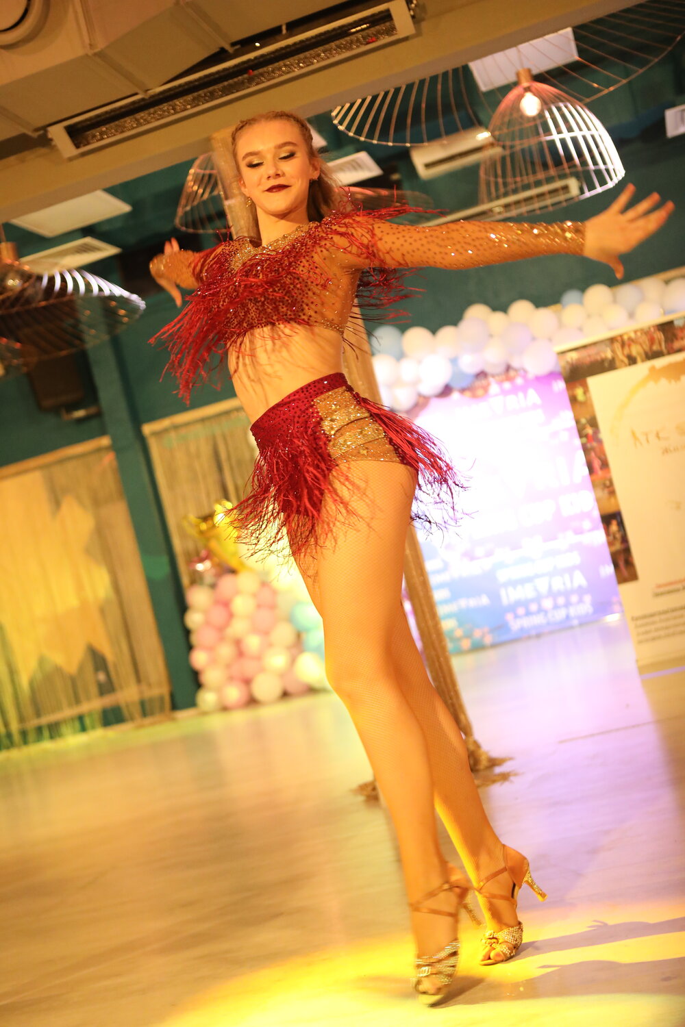 латиноамериканские танцы откровенно, платья латина юниоры 1 с бахромой, танец самба в рио де жанейро, платье латина юниоры 1 со звездами