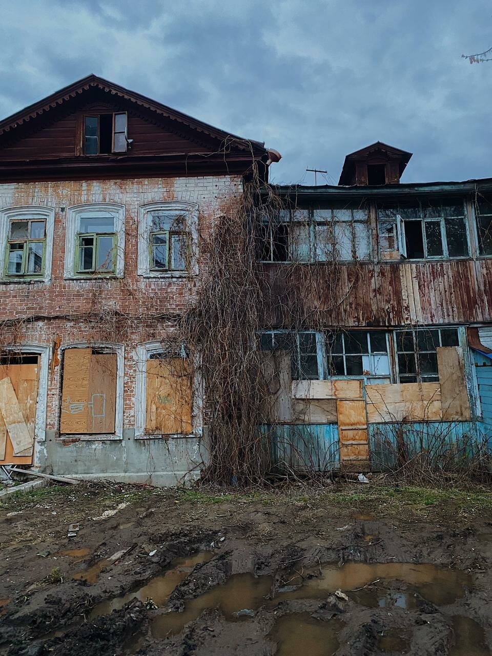 заброшенные дома в игарке, усадьба купца селянкина невьянск, здание, заброшенные здания города вольска, заброшенный дом
