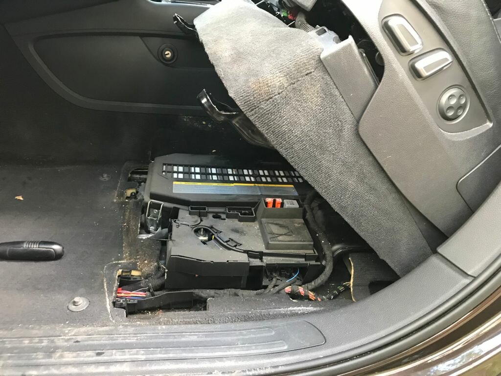 аккумулятор ауди q7, ауди q7 аккумулятор под сиденьем, audi q7 2005 аккумулятор, audi q7 аккумулятор, audi q7 4l блок под водительским сиденьем