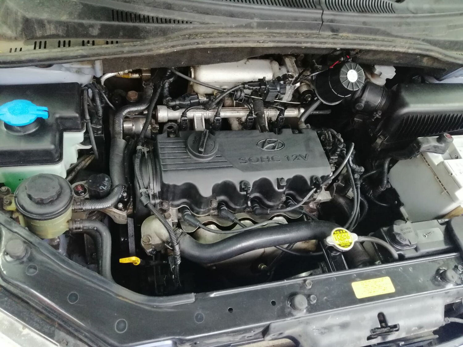 honda stream 2001 под капотом, подкапотное пространство hyundai getz 1.1, киа соренто моторный отсек, nissan wingroad под капотом, kia rio 3 подкапотное