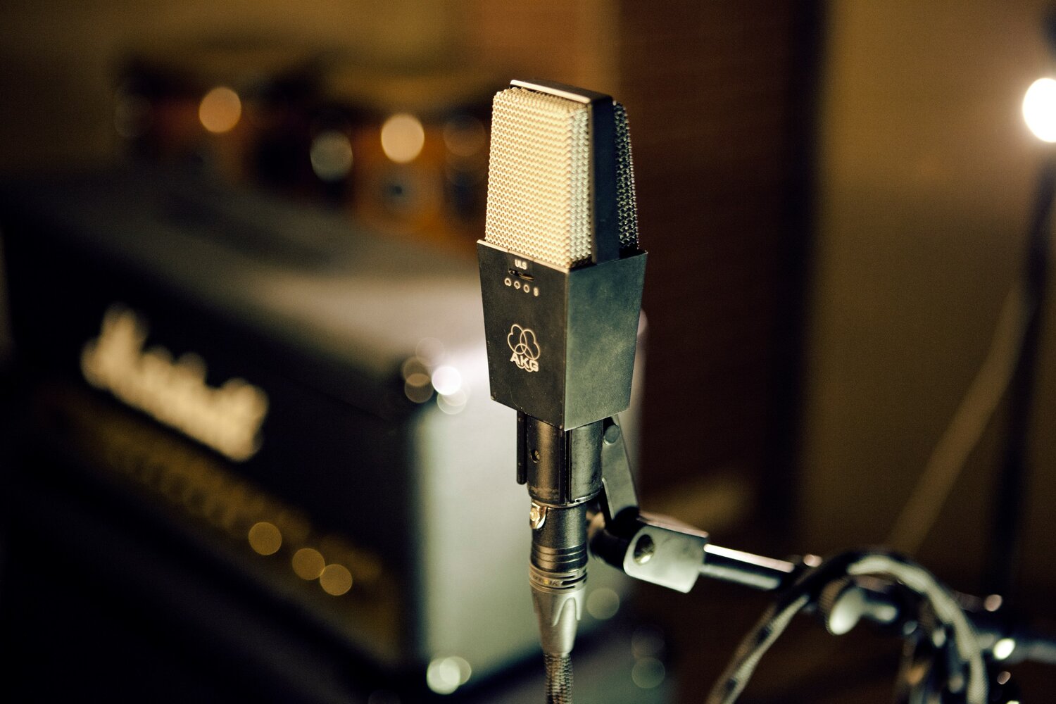 микрофон, микрофон старый студийный 82м, microphone akg ds50, студия звукозаписи размытый фон, • akg 414eb