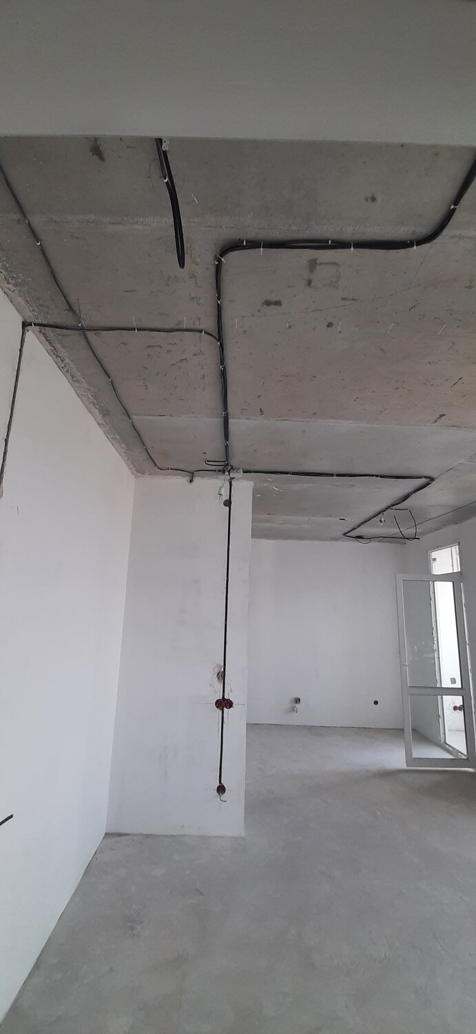 электрика по потолку в квартире, электромонтажные работы, электромонтаж в квартире, электромонтаж, монтаж электропроводки в квартире под потолком