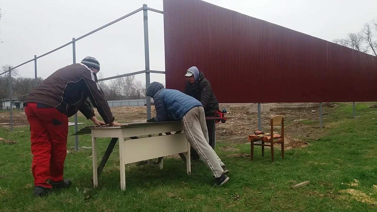 клепаем забор из профнастила, монтаж профлиста на забор, прикручивание профлиста к забору показ замка, забор из профлиста, забор