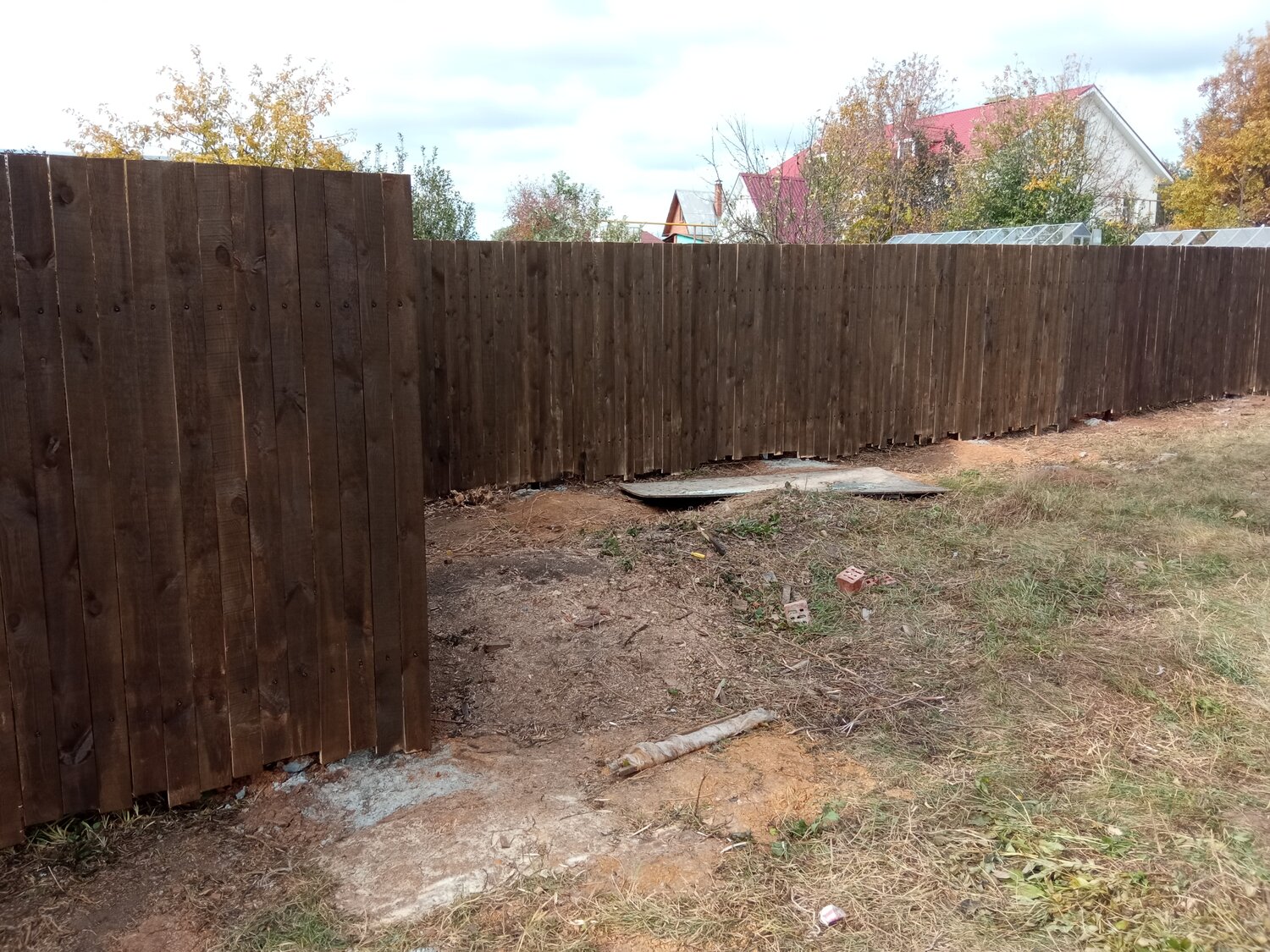 забор, забор из профлиста, забор с горбыля крашенный, коричневый забор, забор из профнастила