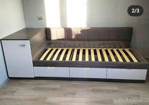 двуспальная кровать, кровать с ящиками с 2х сторон, кровать за 5000, шкаф вплотную к двуспальной кровати, кровать