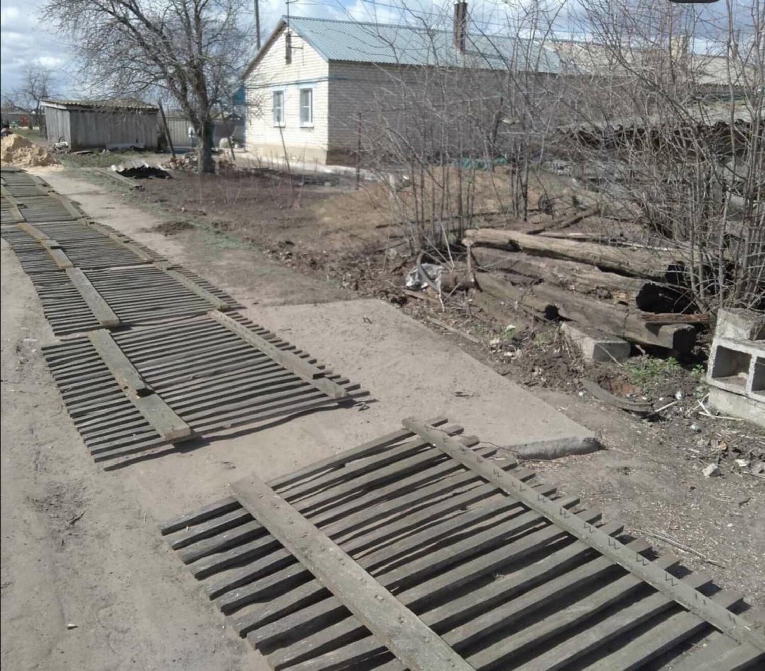 ливневка старая, ливневая канализация на дороге, ливневка в городе, улица, разрушение водоотвода на дороге