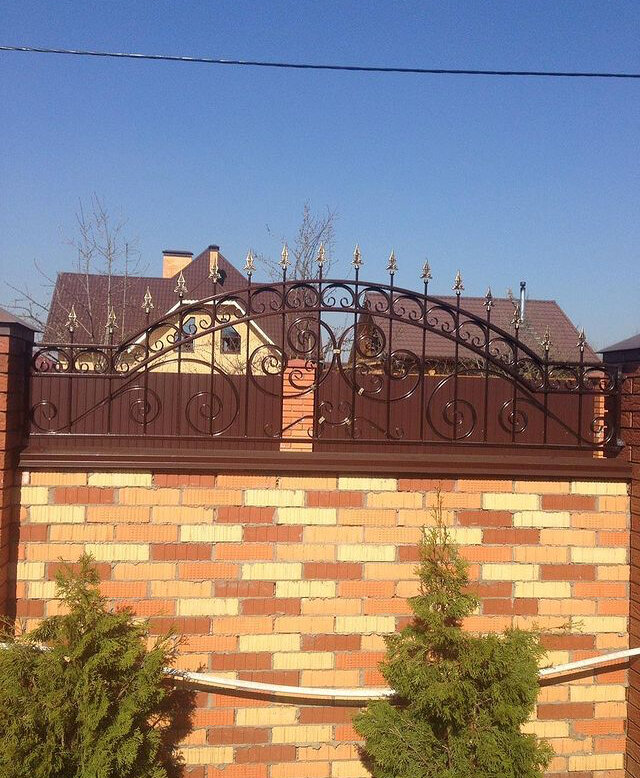 кирпичный забор с ковкой, кирпичный забор с кованными вставками, кирпичный забор с кованным верхом, кованые навершия на кирпичный забор, полуоткрытые заборы из кирпича и ковки