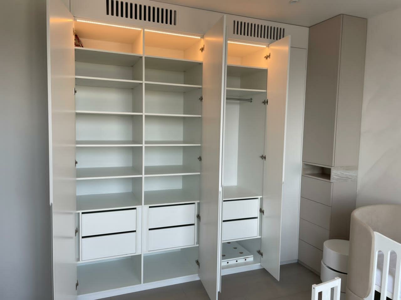 шкаф, шкаф встроенный в нишу белый, кладовая пакс, гардероб ikea пакс, шкаф купе