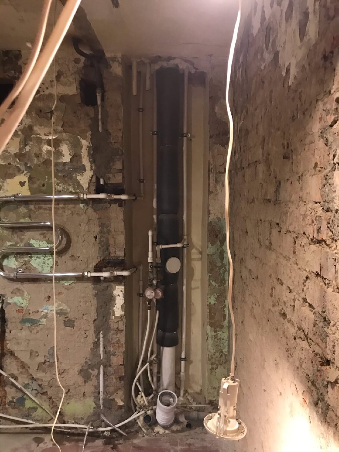водопровод в многоквартирном доме, канализационная шахта в многоэтажном доме, старые трубы в квартире, заземление труб водоснабжения, забилась канализация в многоквартирном доме