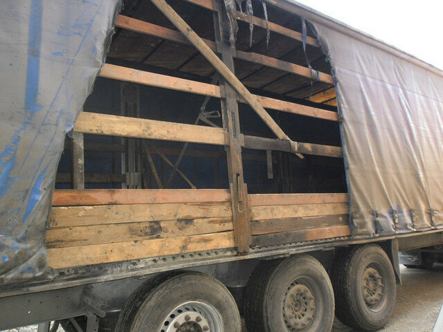 рваный тент у фуры, груженая фура, полуприцеп, грузовой автомобиль, тент