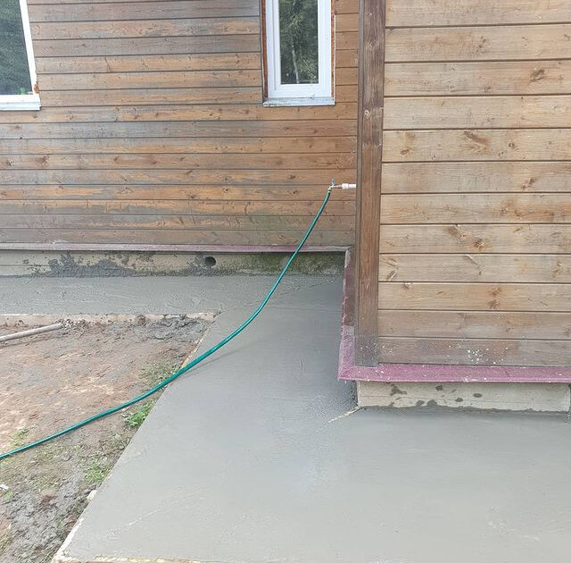 стяжка отмостки вокруг дома, стык цоколя и отмостки, отмостка, отмостка с отливом, стяжка фундамента