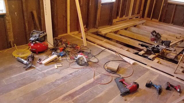 обустройство деревянного пола, укладка деревянных полов, утепление деревянного пола в мастерской, полы из дерева в квартире без лаг, теплый пол в деревянном доме