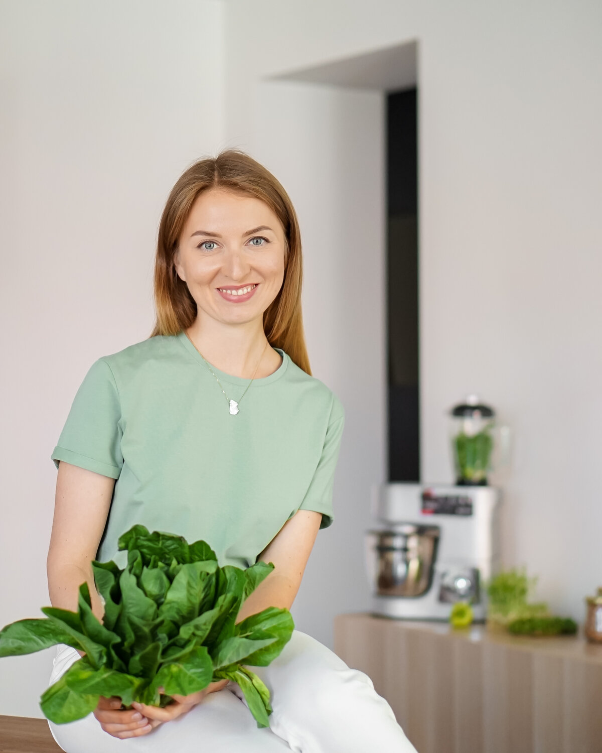 женщина, девушка, молодая женщина, девушка готовит салат, растения