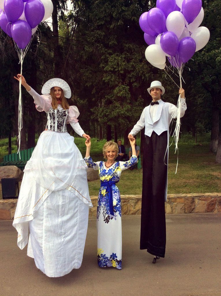 ходулисты на выписку, свадьба, аниматоры ходулисты, шар с девичьей фамилией, свадебный