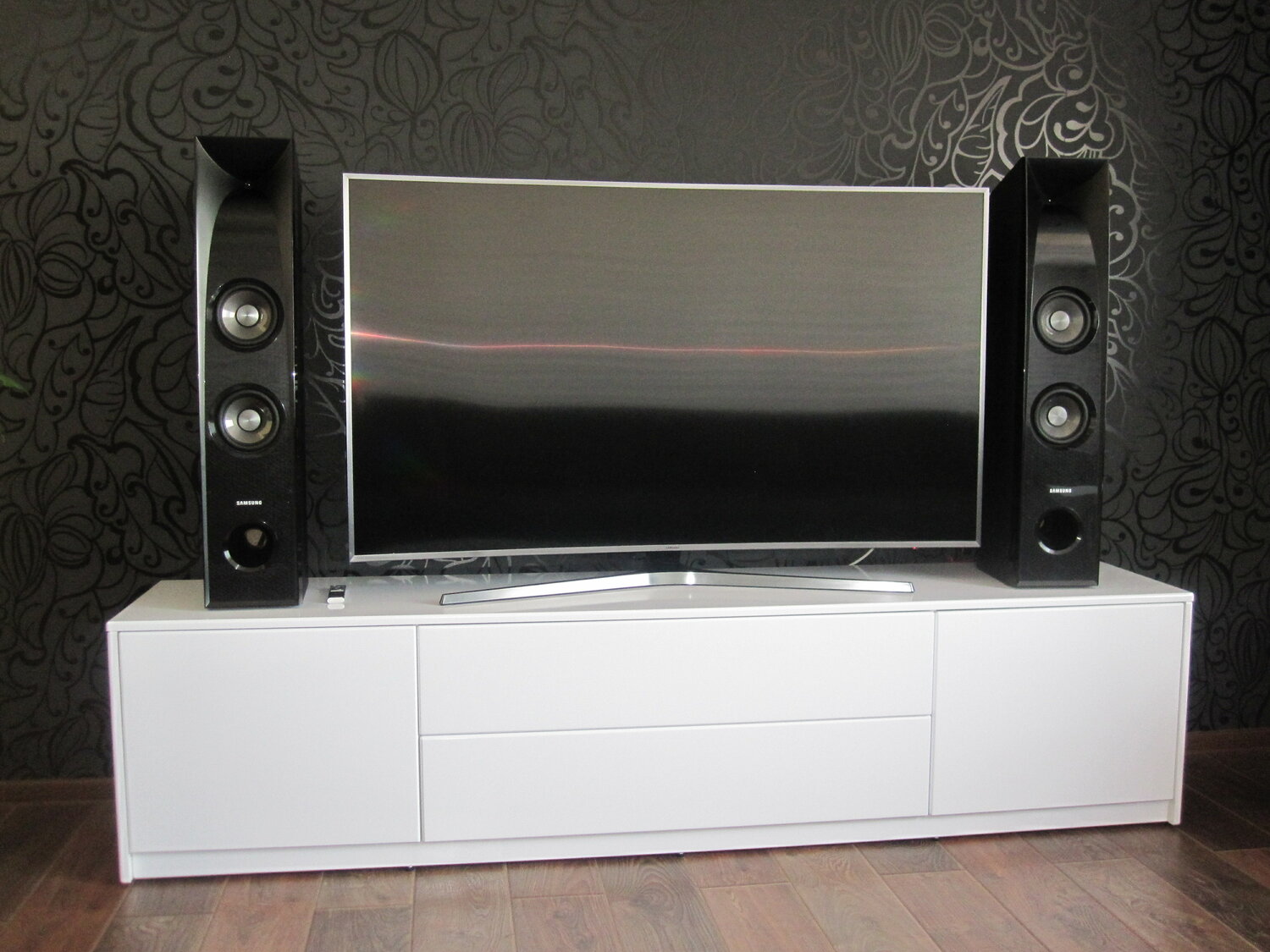 тумба под телевизор, акустическая система polk audio lsim707, тумба под тв, акустическая система monitor audio pro-80, тумба под тв lugano 300