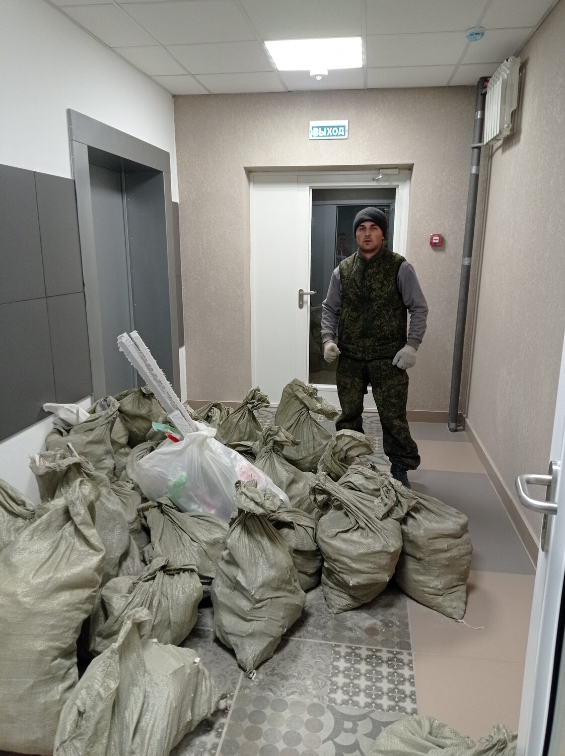 комната, мусор, мешок для строительного мусора, твёрдые бытовые отходы, бой стяжки в мешках