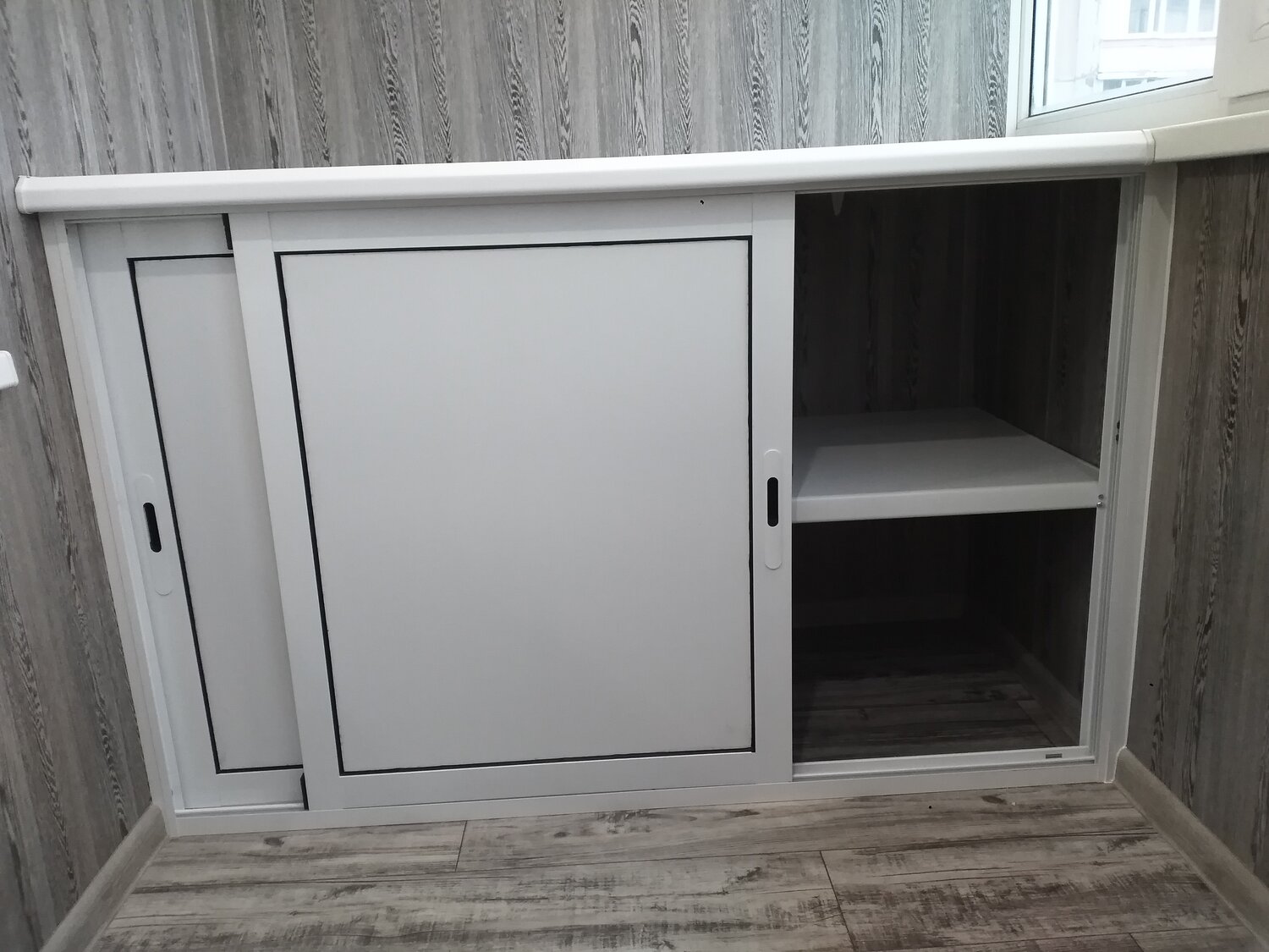 шкаф на балкон с раздвижными дверцами, тумба с раздвижными дверцами на балкон, раздвижной шкаф на балкон, встроенные тумбы на балкон, дверцы для шкафа на балконе