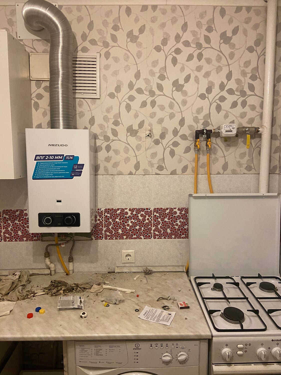 квартира, газовая колонка с газовой трубой, бытовая техника, газовая колонка, расположение газовой плиты и газовой колонки