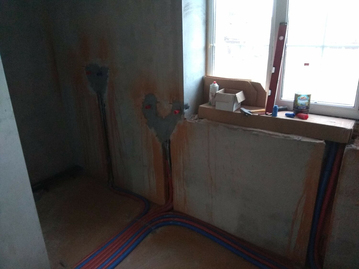 разводка воды в квартире, разводка труб водоснабжения в штробах, разводка труб водоснабжения, разводка труб водоснабжения на кухне, разводка труб