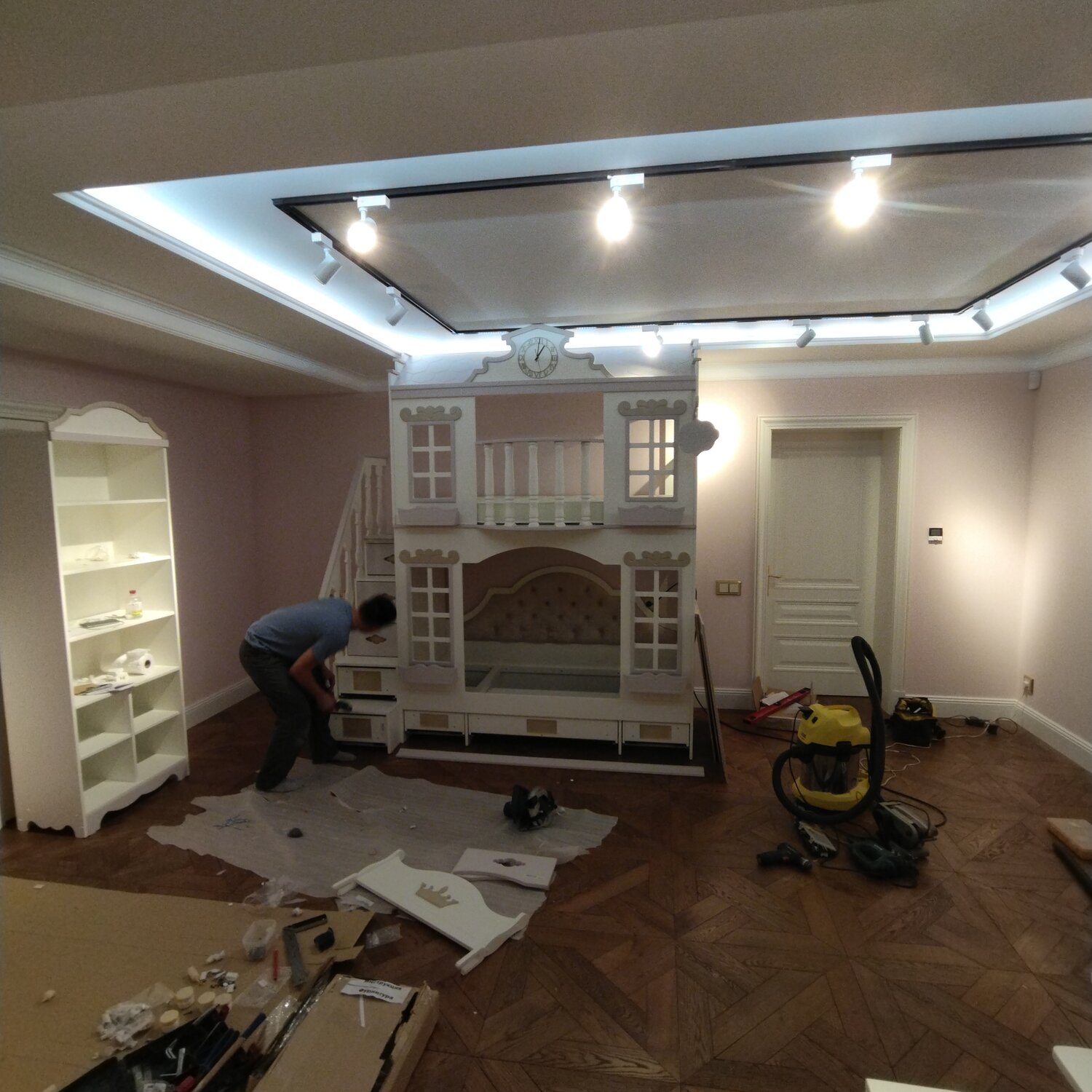 потолок из гипсокартона в доме, потолок из гипсокартона, потолок из гипсокартона для гостиной, потолок из гипсокартона с подсветкой, потолки из гипсокартона для кухни гостиной