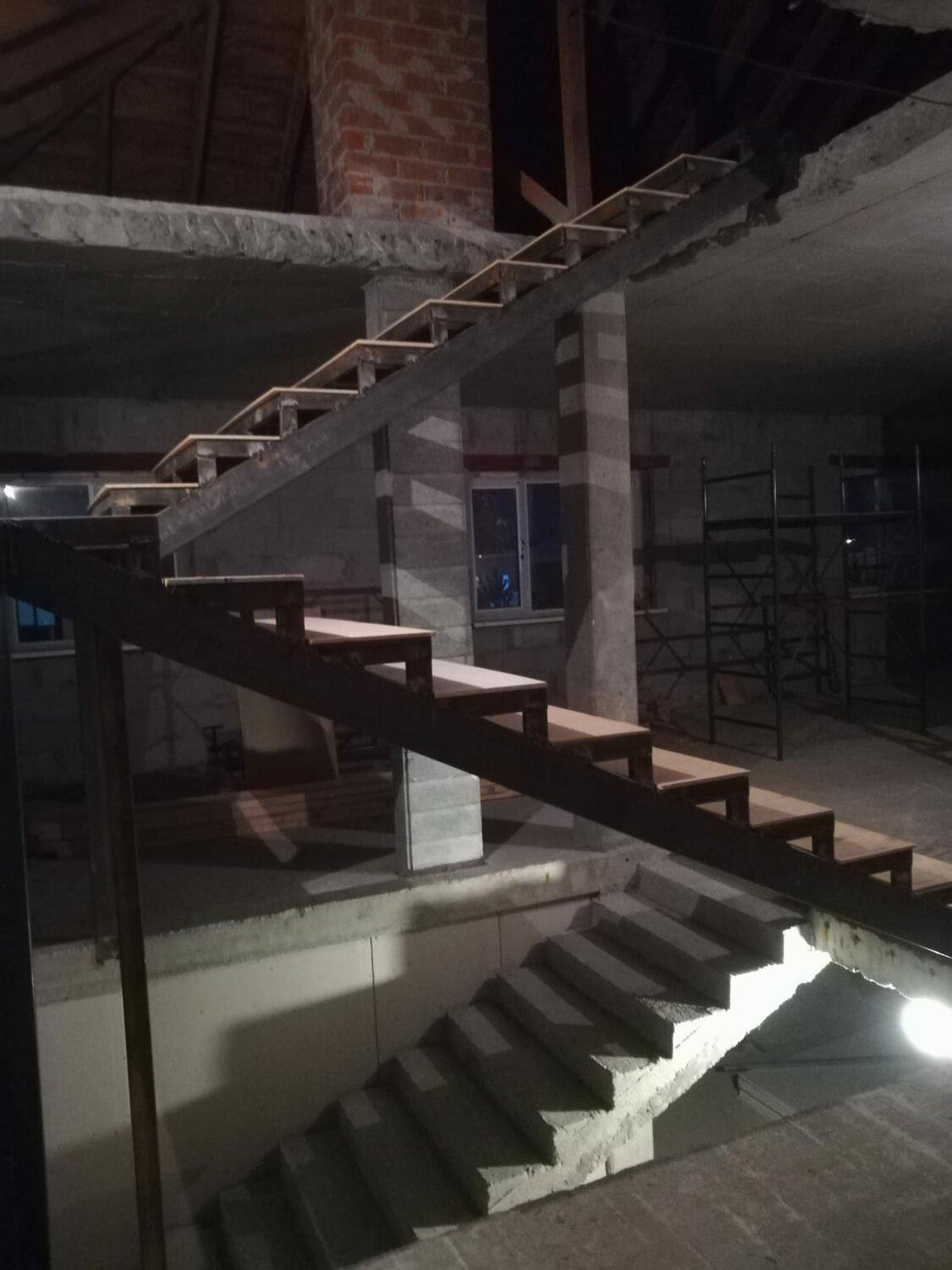 бетонная лестница, жб лестница по металлическим косоурам, лестница монолитная, железобетонная лестница, бетонная лестница по косоурам